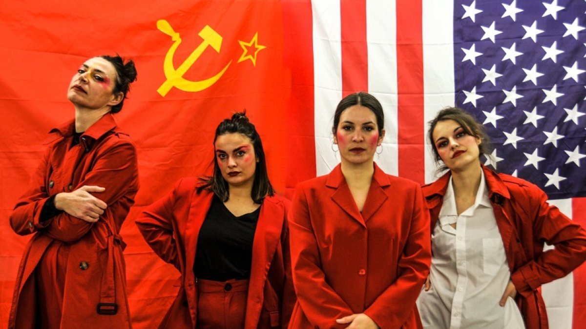 Marta Ruiz de Viñaspre, Adriana Herrador, Rocío Torío y Clara Parada protagonizan ‘Jódete Armstrong’.   GHETTO 13-26