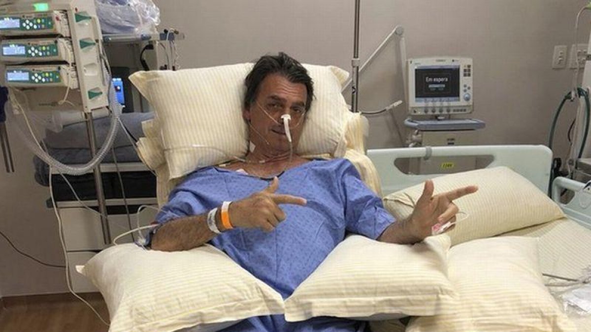 Jair Bolsonaro posa para una foto durante su estancia en el hospital.-FLAVIO BOLSONARO (AP)