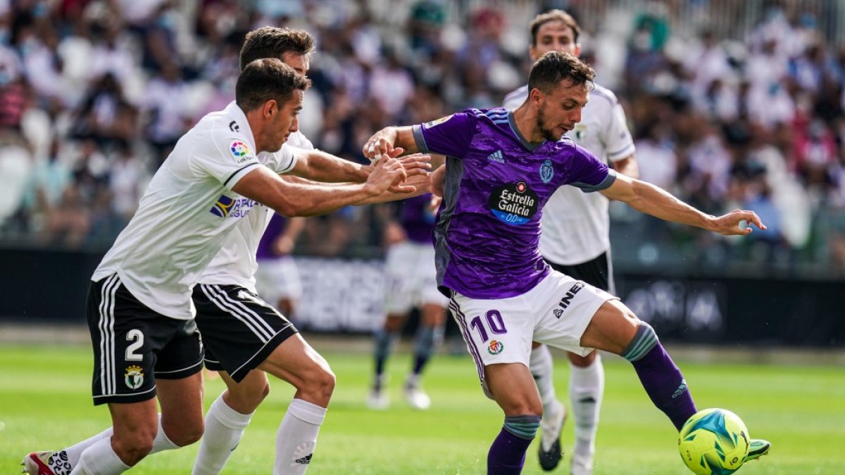 Plano conduce el balón en el choque de ida. / I. SOLA / RV