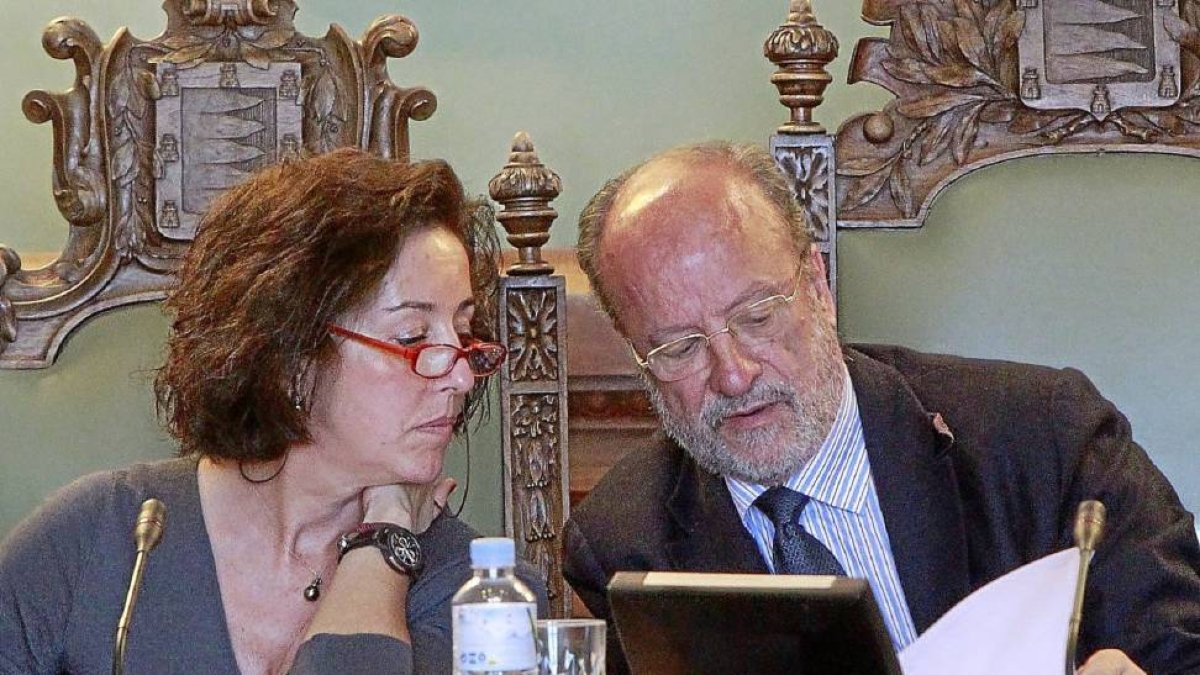Mercedes Cantalapiedra y Francisco Javier León de la Riva durante el pleno del martes-J. M. Lostau