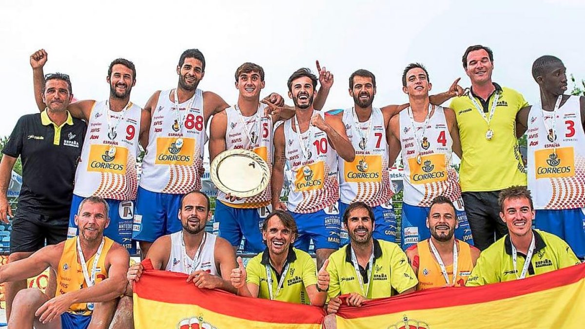 Victor Rodríguez, con el trofeo en forma de ensaladera en sus manos, durante la ceremonia de premiados.-EL MUNDO