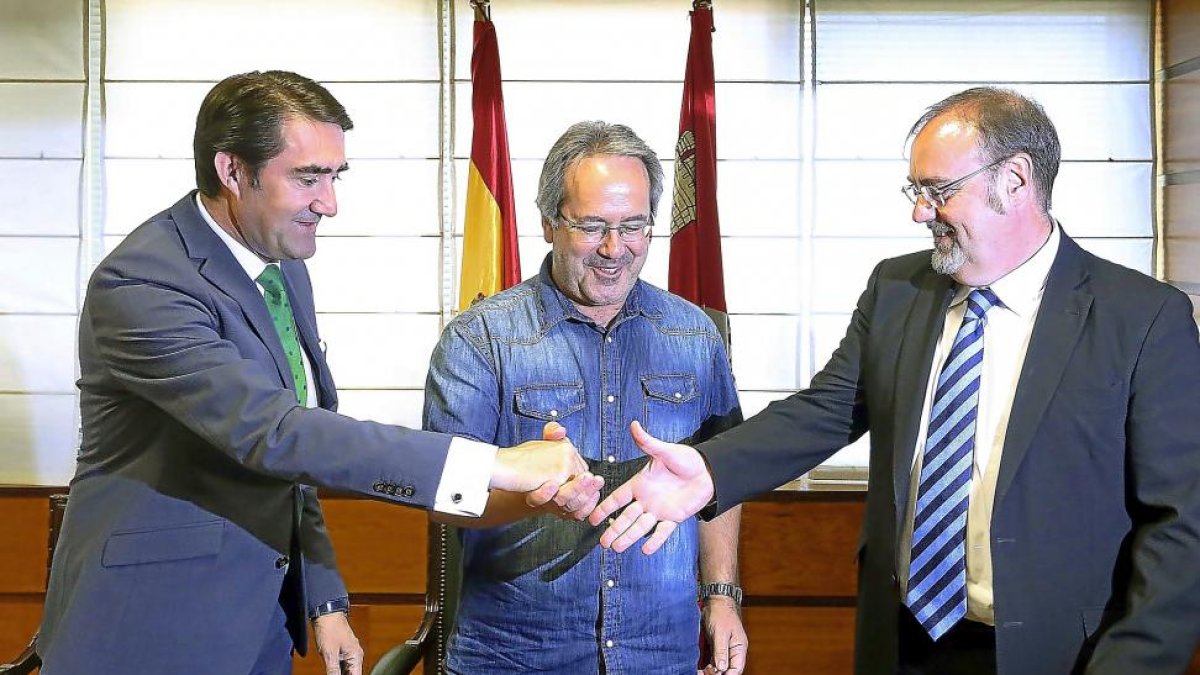 Suárez-Quiñones, Guarido y Rey tras la firma del acuerdo en Valladolid para la construcción del complejo.-ICAL