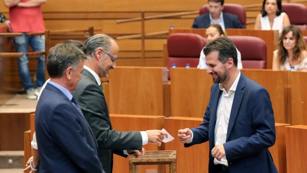 El portavoz del Grupo Socialista, Luis Tudanca, durante la votación en el Pleno extraordinario celebrado para elegir los senadores por la Comunidad-ICAL