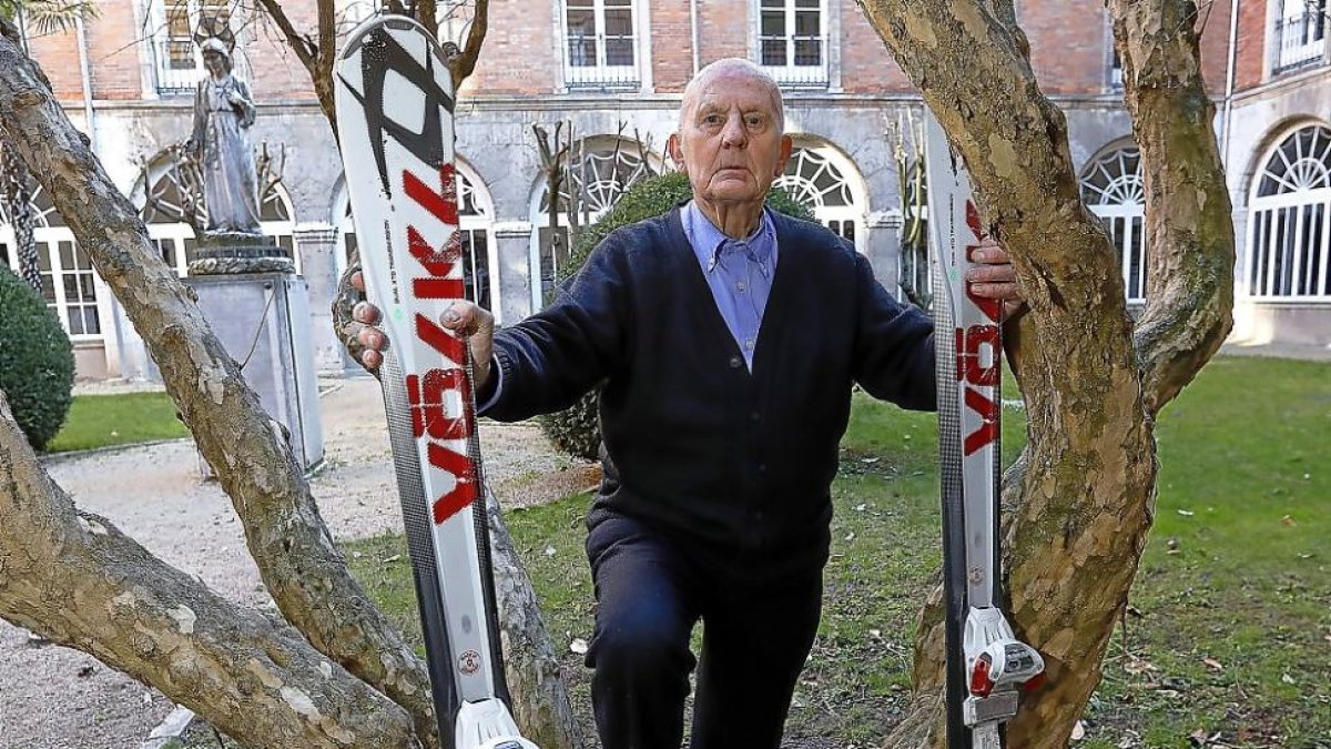 Ángel Gutiérrez Sierra posa con dos esquíes en el claustro del colegio San José, donde fundó el club de esquí y montaña.-J. M. LOSTAU