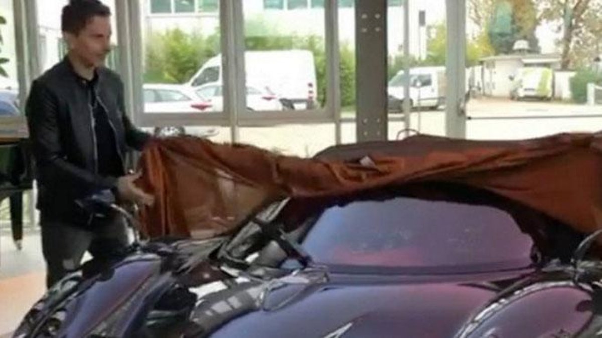 Jorge Lorenzo se ha convertido en uno de los 100 propietarios exclusivos del superdeportivo Pagani Huayra Roadster.-INSTAGRAM