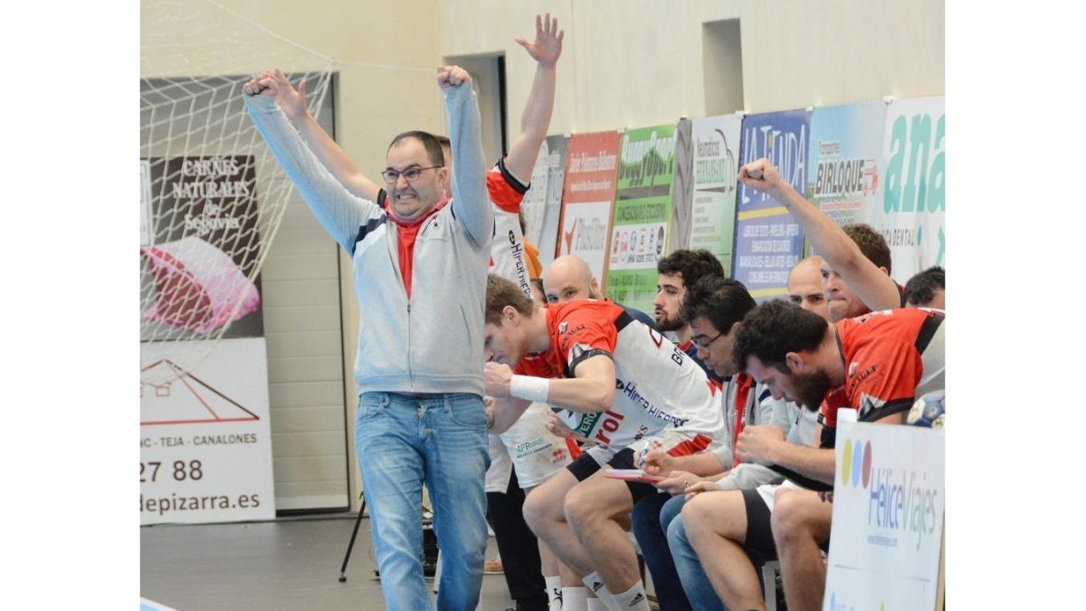 Dani Gordo celebra un gol del Viveros Heral BM Nava, nuevo equipo de la Liga Asobal.-AMADOR MARUGÁN