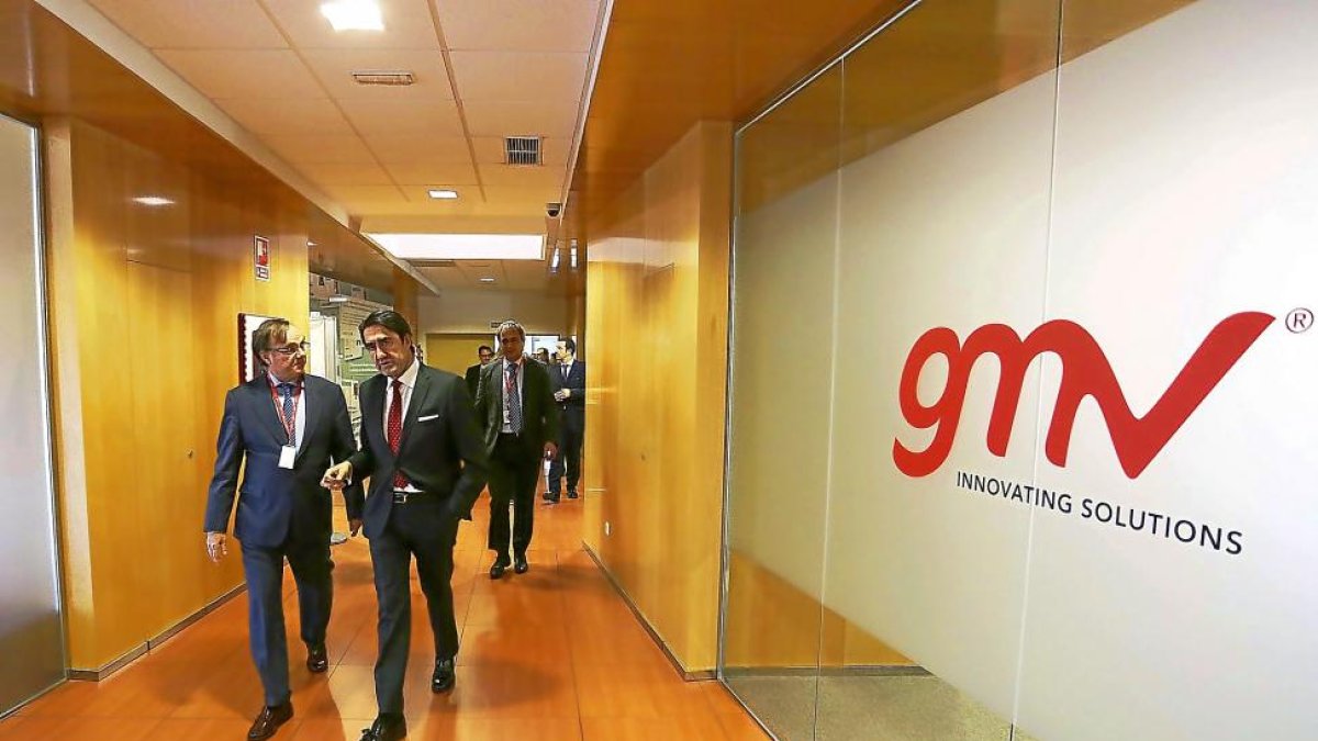 Miguel Ángel Martínez Olagüe y Juan Carlos Suárez-Quiñones, ayer  en el nuevo centro de GMV en Boecillo.-ICAL