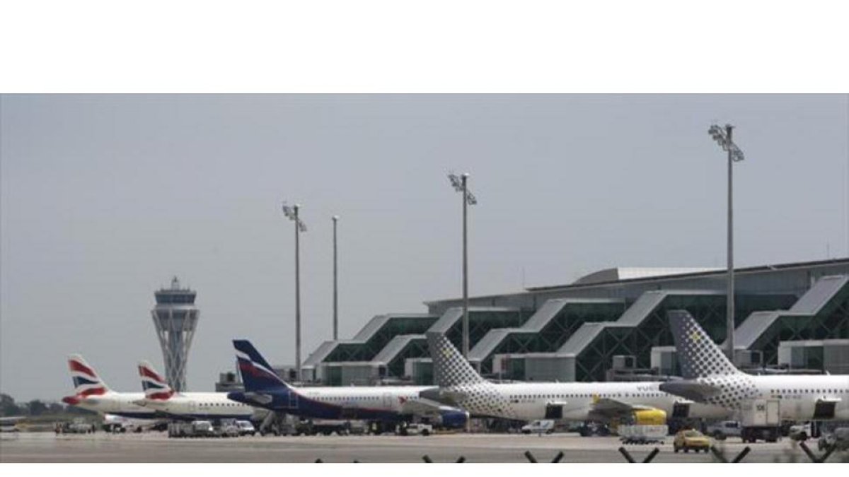 Aviones estacionados en el aeropuerto de El Prat.-ARCHIVO