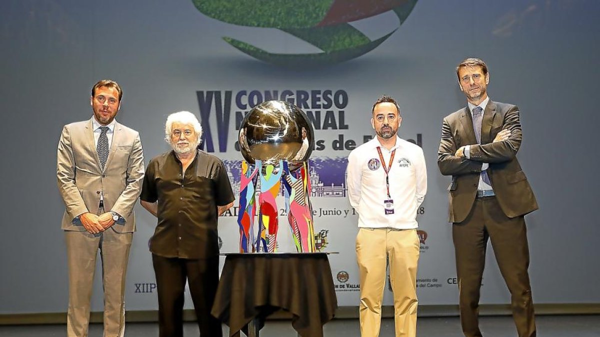 Gabarrón y Pérez flanquean la réplica de ‘El abrazo de la afición’ presentada ayer.-J.M. LOSTAU
