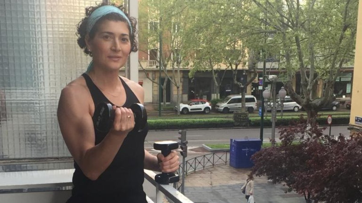 La atleta vallisoletana Maite Martínez entrena en casa a la espera de poder salir a correr de nuevo. - E. M.