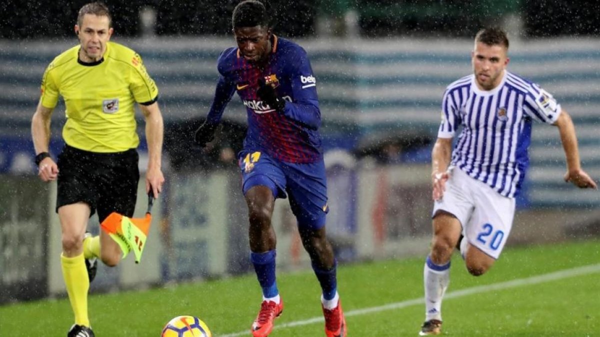Dembélé, que salió en la segunda parte, se escapa de Kevin en Anoeta.-EFE