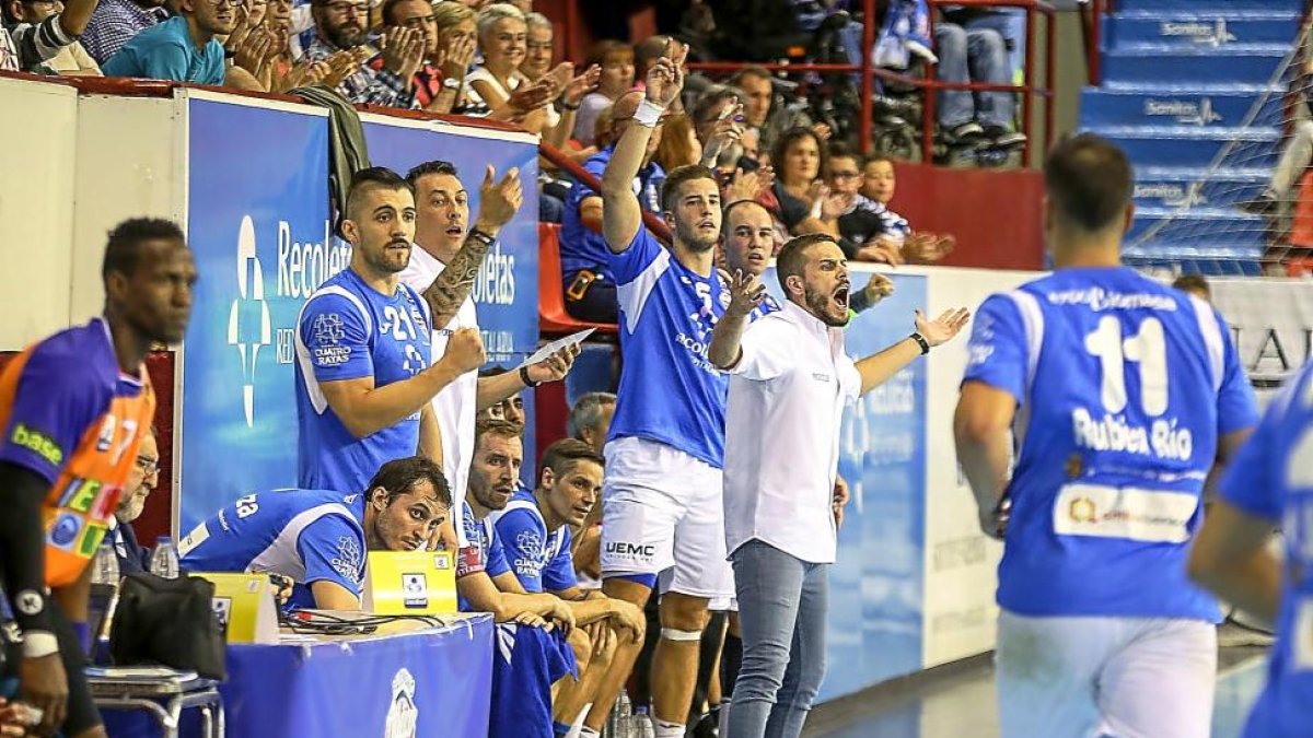 Nacho González reclama una acción a los colegiados durante el partido ante Benidorm.-M. A. SANTOS