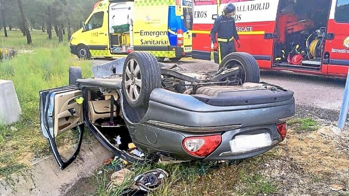 Estado del vehículo tras el vuelco en las proximidades del municipio vallisoletano.-BOMBEROS DIPUTACIÓN