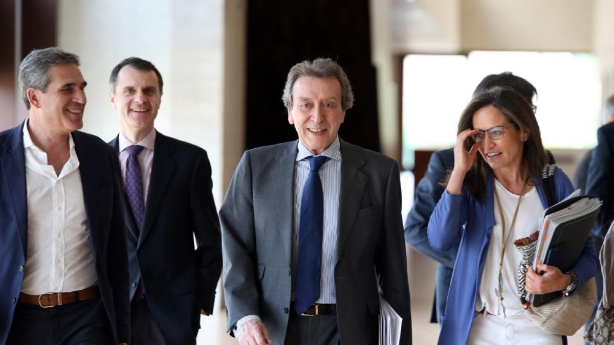 El vicepresidente y consejero de la Presidencia, José Antonio de Santiago-Juárez, comparece ante la Comisión de Economía y Hacienda de las Cortes de Castilla y León para explicar el Proyecto de Ley de Presupuestos de la Comunidad para 2017 en lo referente-Rubén Cacho / ICAL