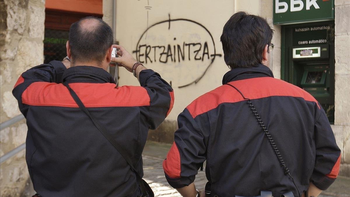 Dos agentes de la Ertzaintza toman nota de una amenaza en Lekeitio en 2009.-ALFREDO ALDAI