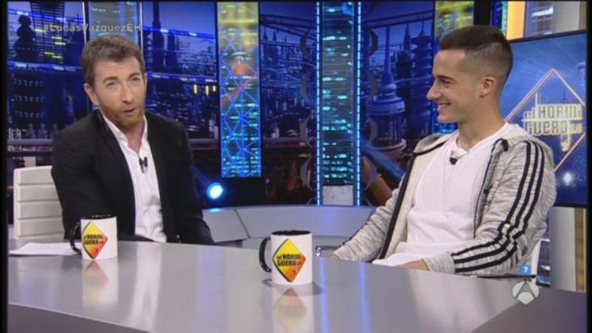 Pablo Motos con Lucas Vázquez, en el programa de Antena 3 'El hormiguero'.-
