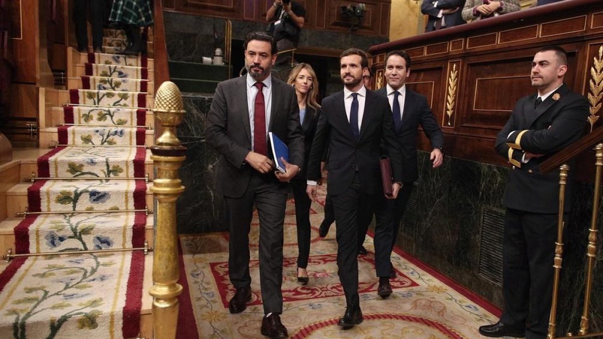 Los diputados del PP Guillermo Mariscal (i) y Pablo Casado entran al Congreso de los Diputados, seguidos de Cayetana Álvarez de Toledo y Teodoro García Egea, antes de la primera sesión del debate de investidura del candidato socialista a la Presidencia.-EUROPA PRESS