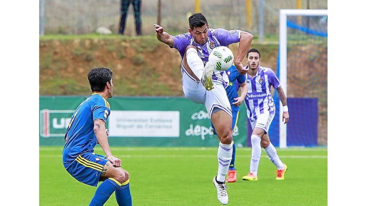 Zambrano controla el balón ante un rival celtista.-J.M. LOSTAU