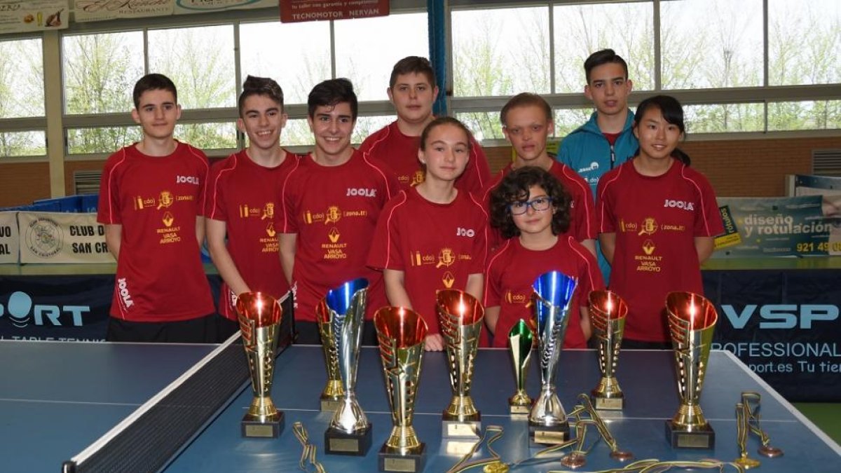 Jugadores delVasa Arroyo-CDO posan con el botín de trofeos conseguidos en el autonómico de tenis de mesa .-NURIA CABALLERO