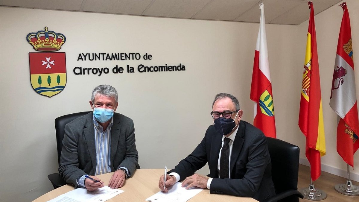 Firma del convenio que permitirá a los vecinos de Arroyo liquidar el IBI y la plusvalía de forma telemática desde las notarías. -  E. PRESS
