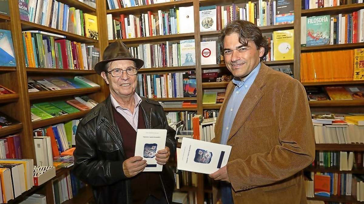 Javier Hernández Baruque, junto a Pedro Ojeda, en la Librería Sandoval.-J. M. LOSTAU