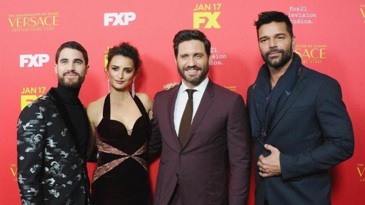 De izquierda a derecha: los actores Darren Criss, Penélope Cruz, Édgar Ramírez y Ricky Martin en la premiere de la serie celebrada este lunes en Hollywood-JON KOPALOFF