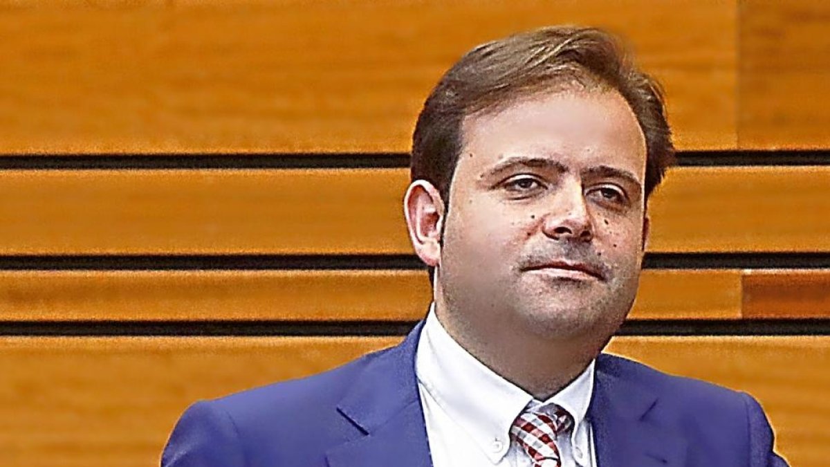 Tino Rodríguez, en las Cortes.-LOSTAU