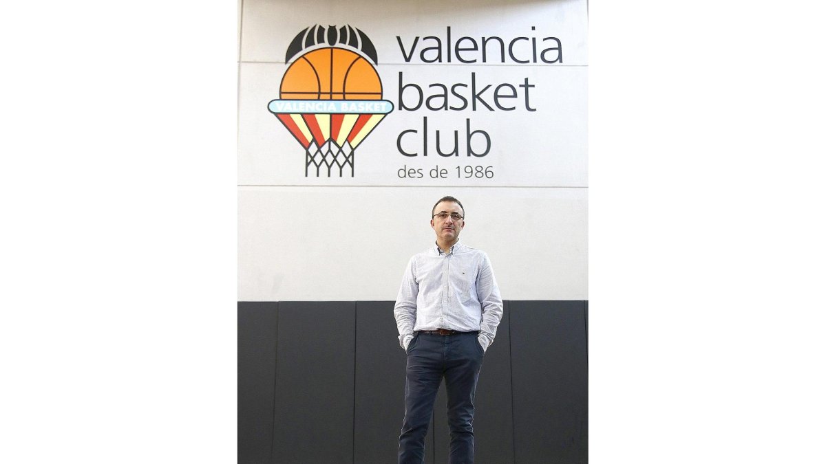 El vallisoletano Chechu Mulero (a la izquierda dirigiendo alForum, posa en las instalaciones del Valencia Basket.-ALQUERÍA