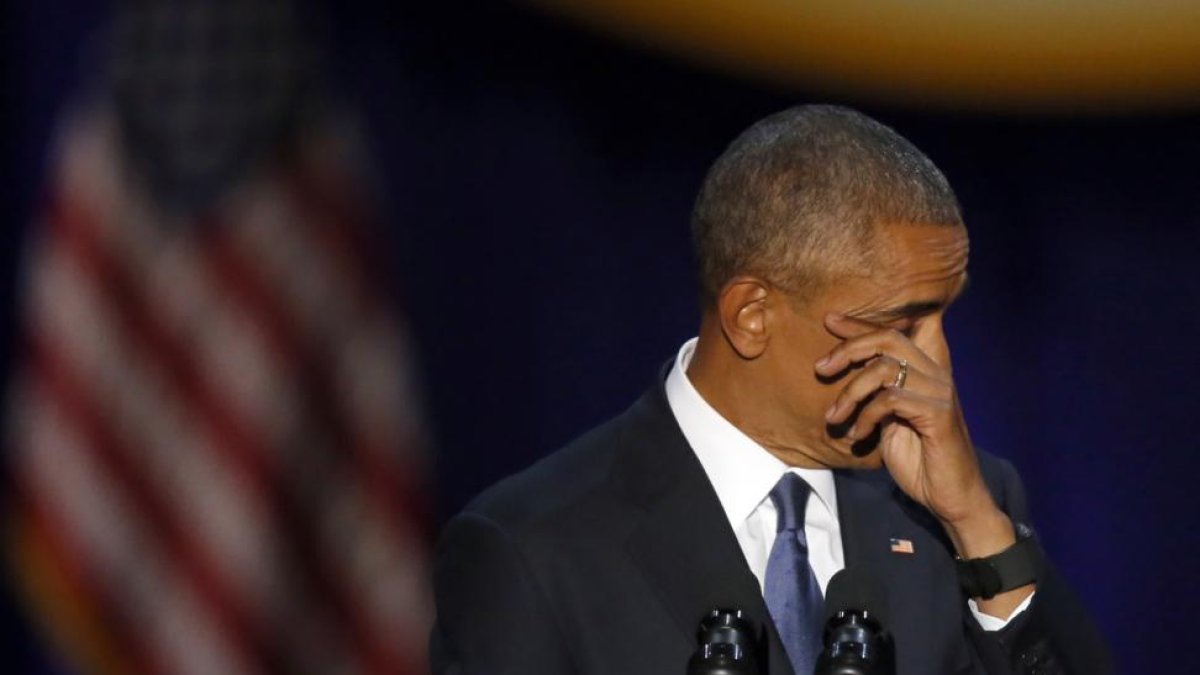 Barack Obama se seca las lágrimas durante un momento de su discurso de despedida en Chicago.-AP / CHARLES REX ARBOGAST