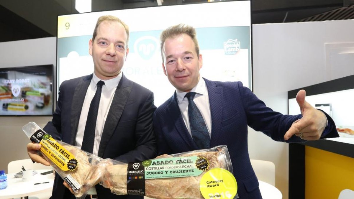 Los hermanos Enrique y Mario Oliveira de la empresa zamorana Moralejo Selección reciben en Barcelona el Premio Innoval de la Feria Alimentaria-ICAL