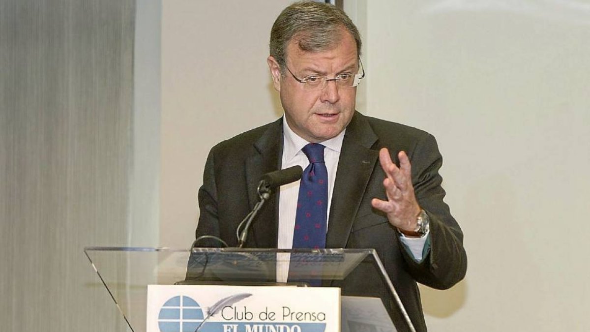 El consejero de Fomento, Antonio Silván, durante su intervención en la clausura del foro-J.M.Lostau