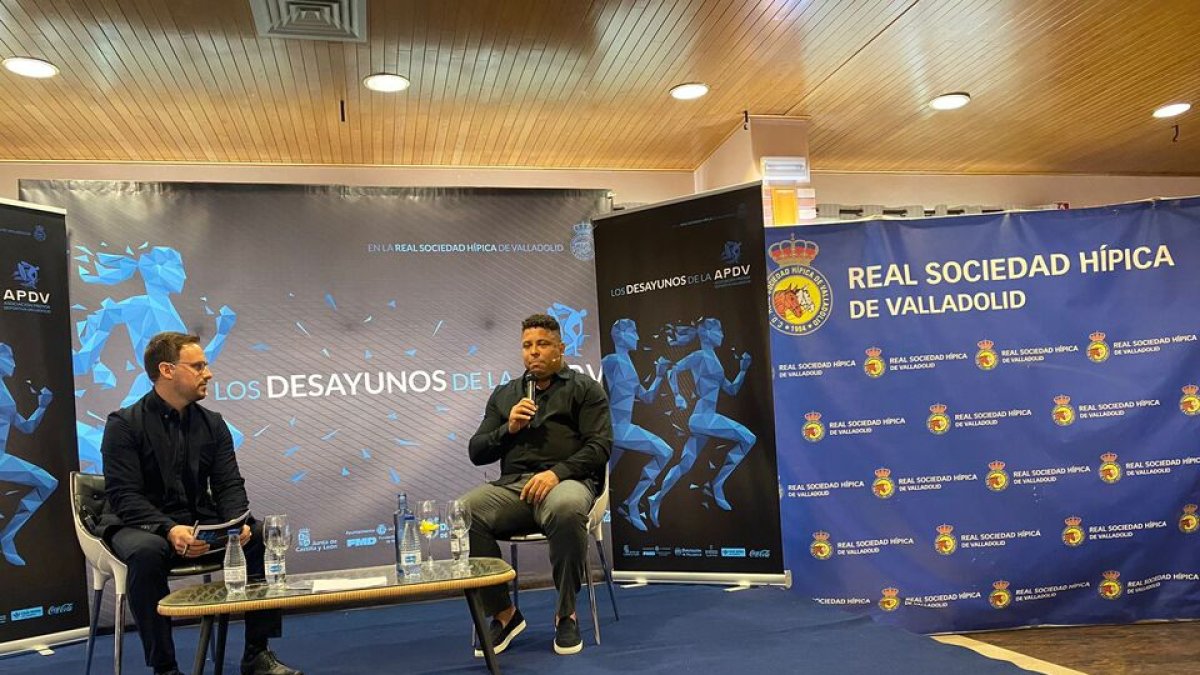 Ronaldo Nazario en el desayuno de la APDV en conversación con el periodista Chus Rodríguez. / E.M.