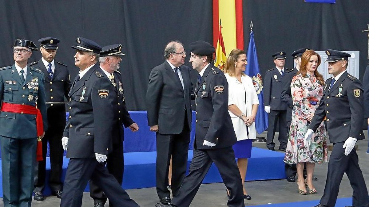 Agentes del Cuerpo Nacional de Policía camino de recoger sus condecoraciones pasan delante de Zurita, Juan Vicente Herrera, Barcones y Clemente.-J.M. LOSTAU