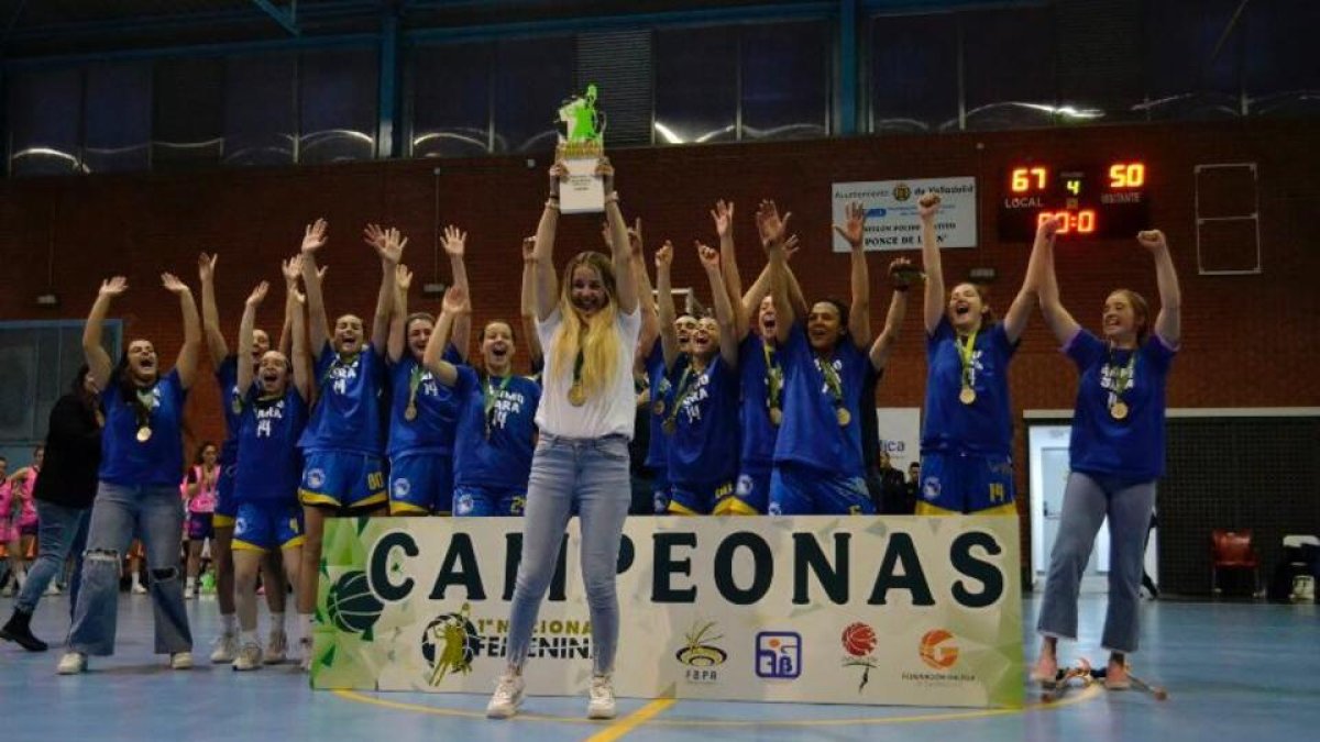 Ponce levanta el título de campeón de Liga. / E. M.