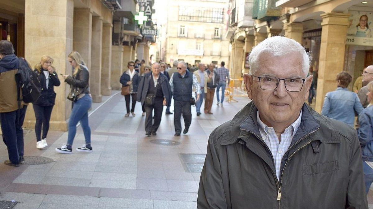 El doctor Ruiz Liso en una calle de la ciudad de Soria.-ARGICOMUNICACIÓN