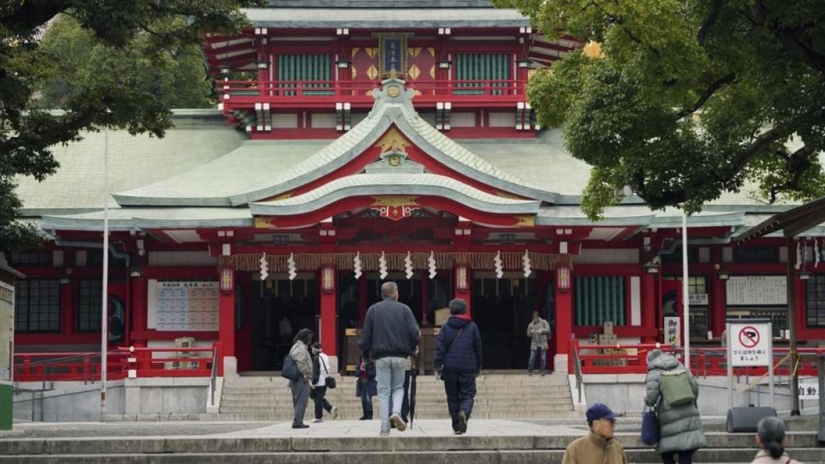 Fachada del santuario de Tomioka, donde tres personas fallecieron al ser agredidas por un individuo con un objeto punzante.-EUGENE HOSHIKO (AP)