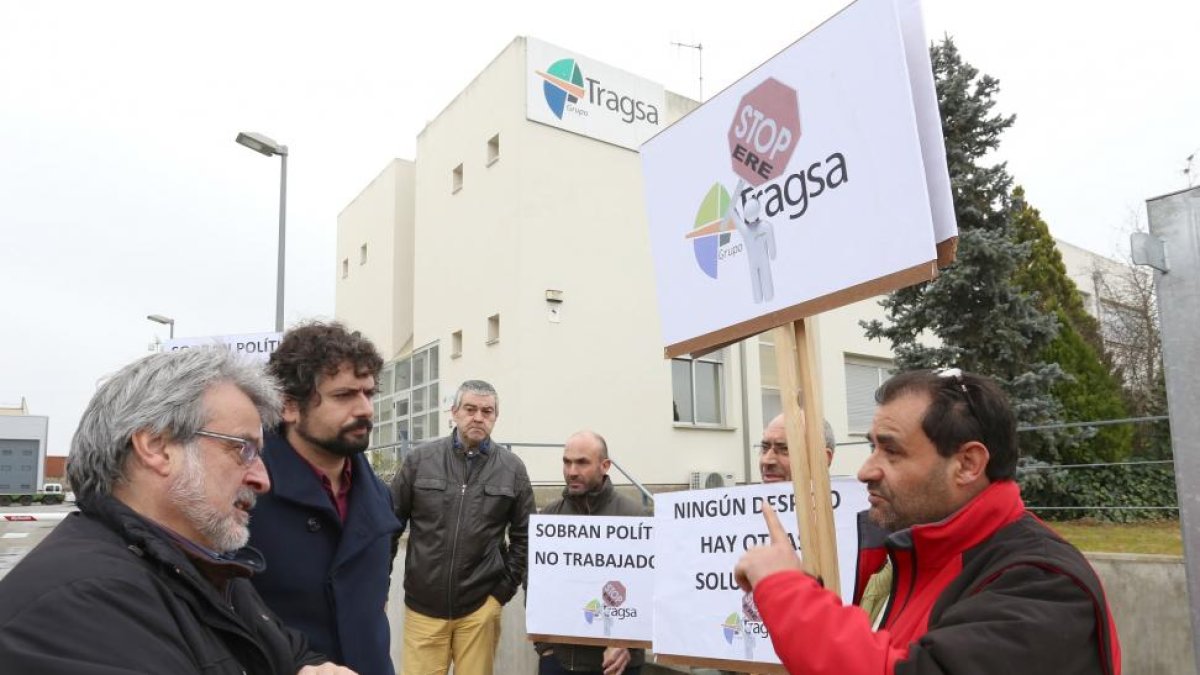 El procurador de IUCyL-Equo convergencia por Castilla y León, José Sarrión, y el coordinador general de IU en Castilla y León, José María González, visitan a los trabajadores de Tragsa.-Ical