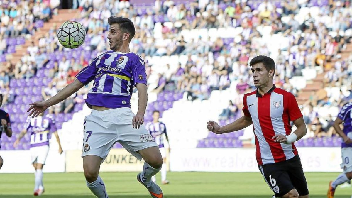 Juan Villar, autor del único gol del partido, intenta bajar el balón con el pecho ante la presencia de Gil, ayer en Zorrilla.-J. M. Lostau