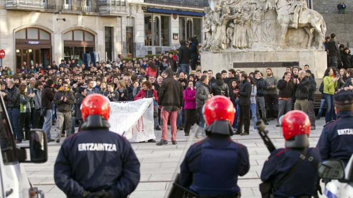 Manifestación en protesta por la muerte de Cabacas días después de su fallecimiento, en abril de 2012.-ADRIAN RUIZ DE HIERRO / EFE
