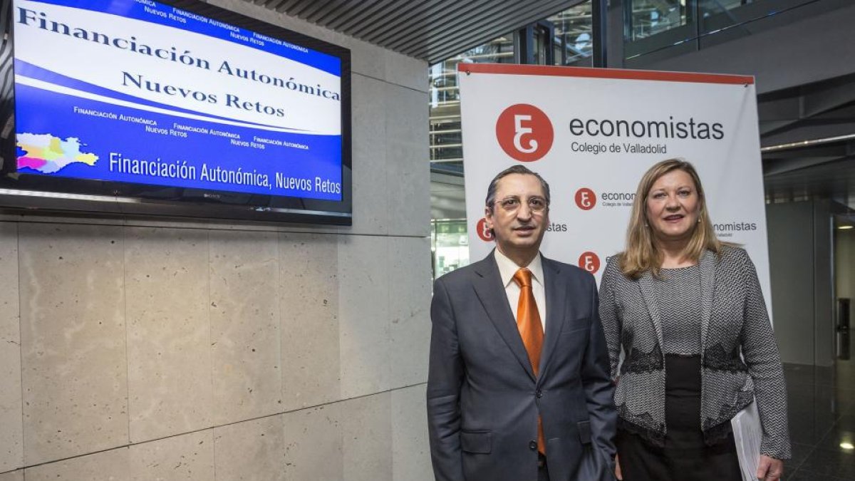 Juan Carlos de Margarida, decano del Colegio de Economistas de Valladolid, junto a Pilar del Olmo.-ICAL