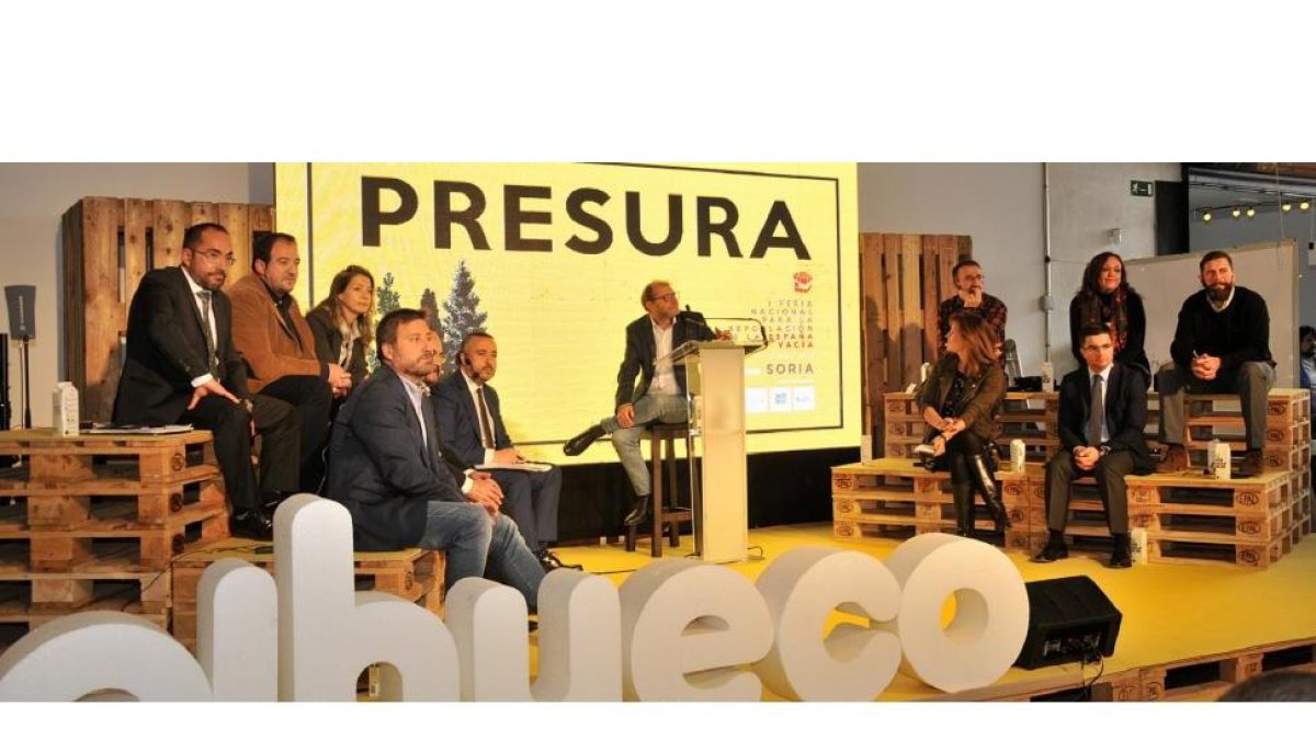 Los participantes en el coloquio inaugural, emprendedores y representantes políticos, moderada por el responsable de comunicación de El Hueco.-VALENTÍN GUISANDE