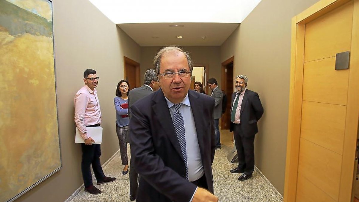 Juan Vicente Herrera al concluir la reunión del seguimiento del pacto con Ciudadanos.-ICAL