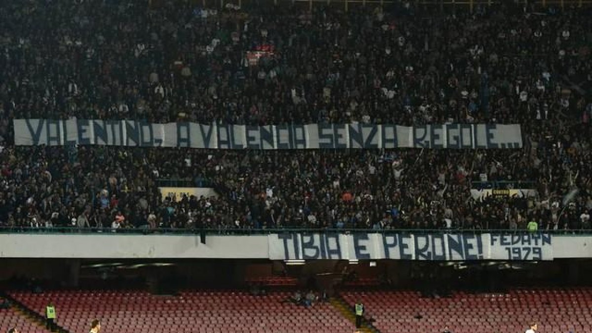 Pancarta mostrada en el estadio San Paolo de Nápoles donde se podía leer
