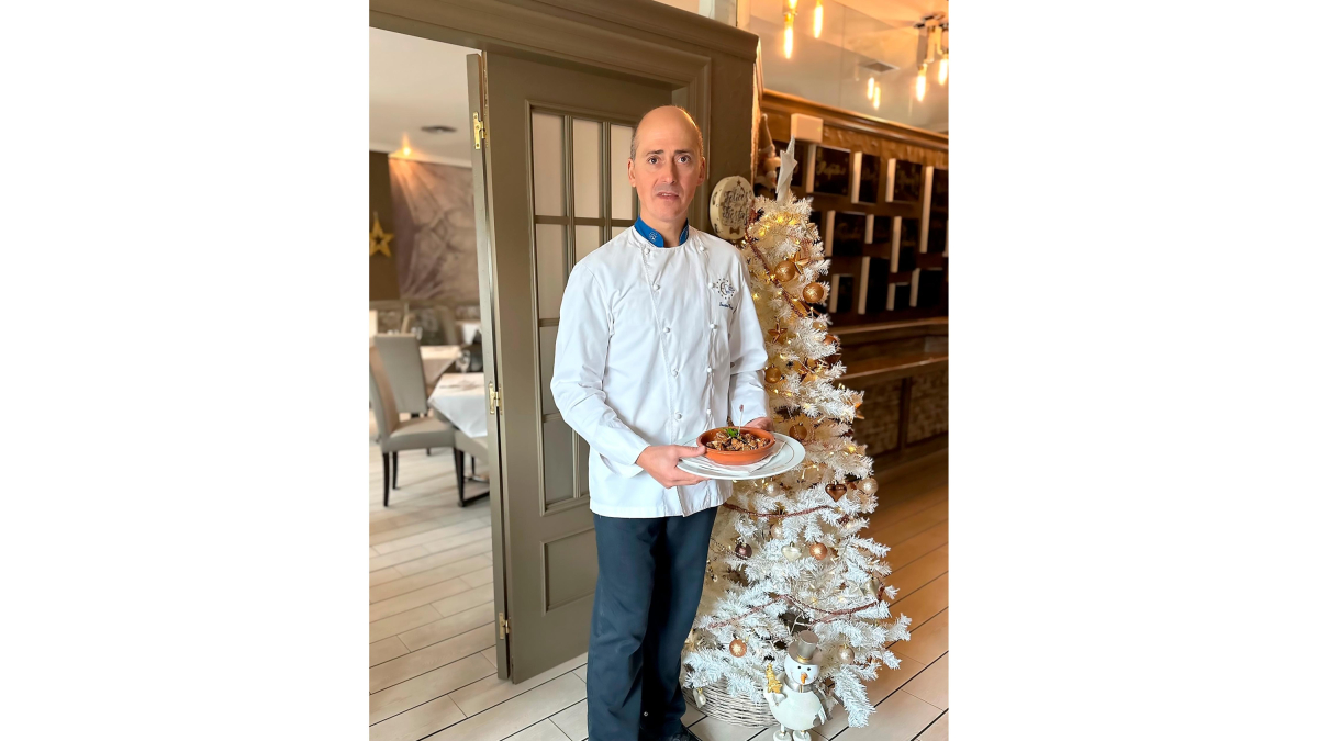 Santos, en el comedor de su restaurante, junto al árbol de Navidad. /