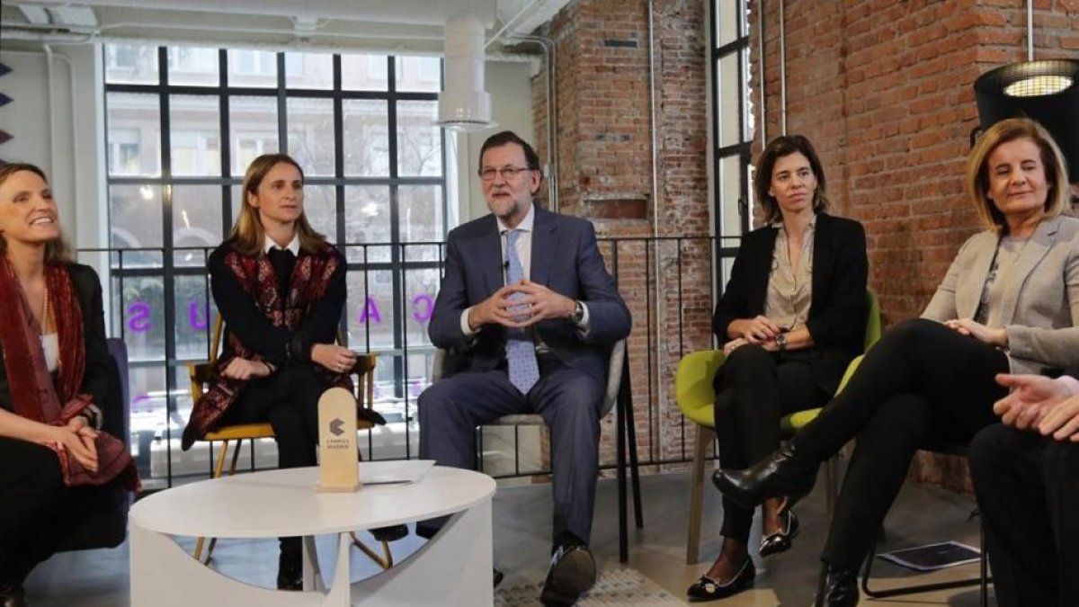 El presidente del Gobierno en funciones, Mariano Rajoy, y la ministra de Empleo, Fátima Báñez, en un acto con mujeres emprendedoras.-JUAN MANUEL PRATS