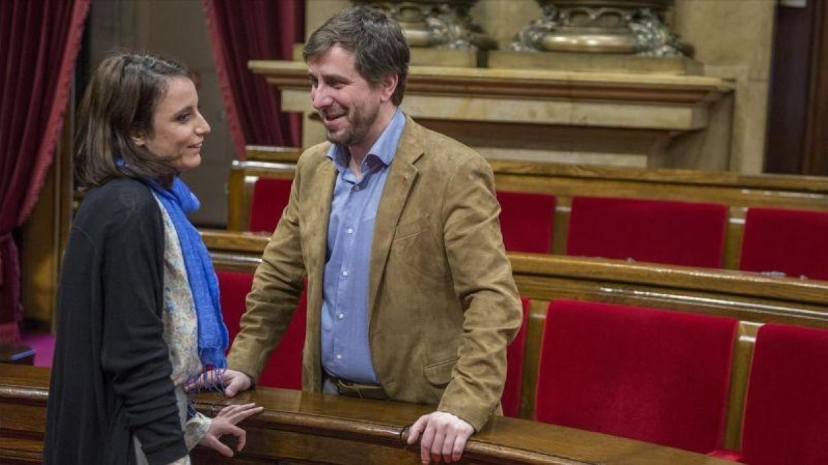 Imagen de archivo de Andrea levy y Antoni Comín conversando en el Parlament.-FERRAN SENDRA