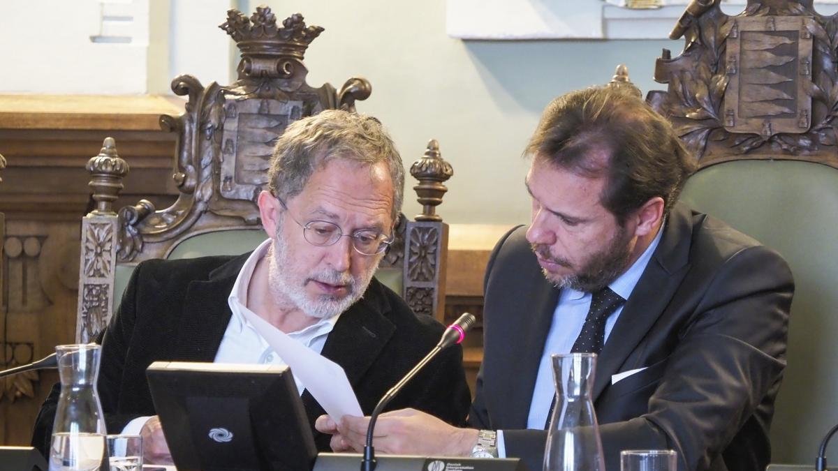 Manuel Saravia y Óscar Puente, en un momento del Pleno.-MIGUEL ÁNGEL SANTOS / PHOTOGENIC