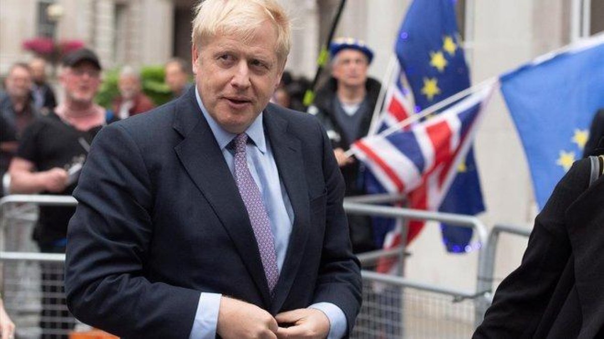 El candidato conservador a liderar el Partido Conservador Boris Johnson el martes tras llegar a la sede de la BBC en Londres.-EFE / FACUNDO ARRIZABALAGA