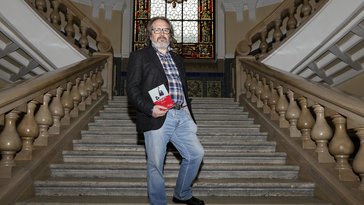 Javier Dámaso, esta semana, en el edificio histórico de la Universidad, y portada de su nuevo poemario. / J. M. LOSTAU
