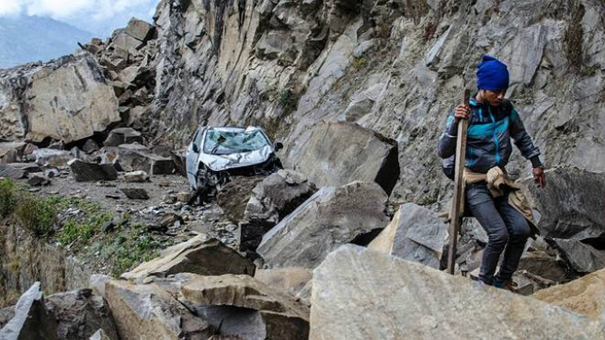 Cinco guardias civiles expertos en rescate de montaña se desplazan a Nepal para prestar ayuda.-AP